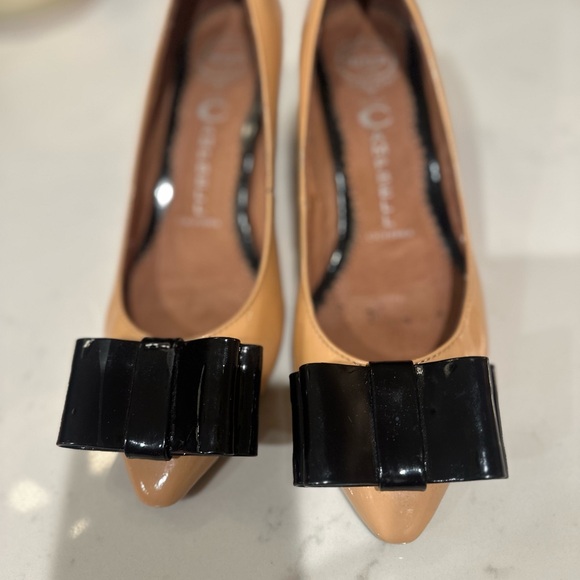 Jeffrey Campbell Black and Tan Heels with Bow - Picture 1 of 3